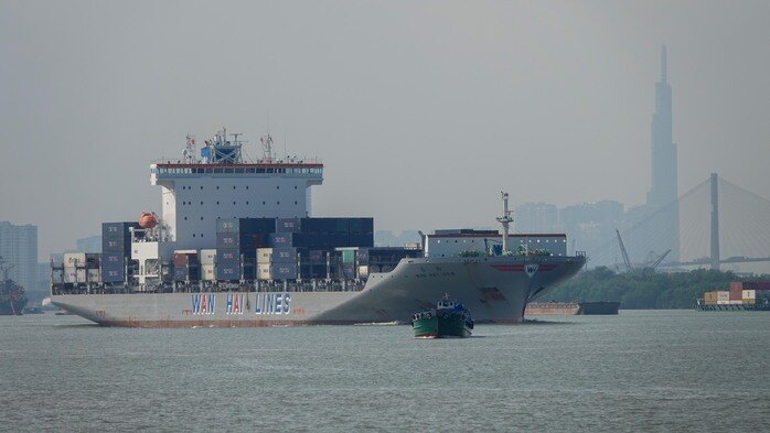 Xung đột Trung Đông: “Nghẽn cổ chai” tại Hormuz, hãng tàu áp thêm phụ phí chiến tranh