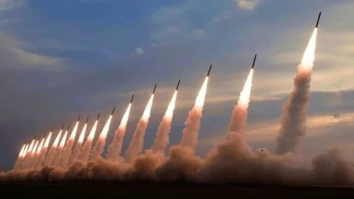 Iran tuyên bố phóng 40 tên lửa nhằm vào các mục tiêu quân sự của Mỹ và Israel