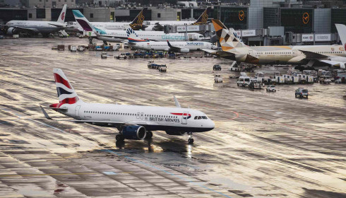 Vé máy bay đi châu Âu khan hiếm, tăng vọt vì chiến sự Trung Đông