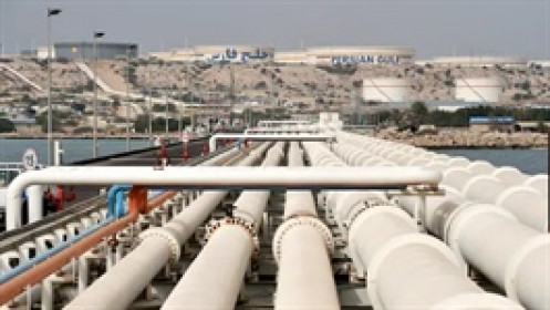 Giá dầu hạ nhiệt sau khi Mỹ cam kết hỗ trợ tàu chở dầu trong chiến sự Iran