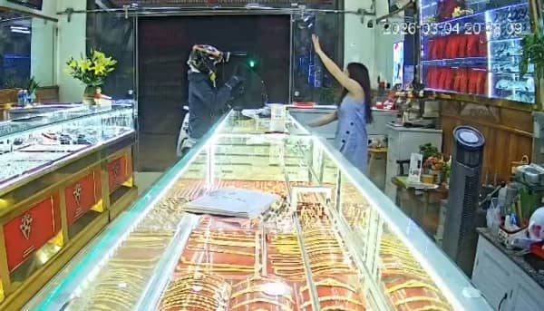 Truy xét hành tung người đàn ông có hành động bất thường tại một tiệm vàng ở Đắk Lắk