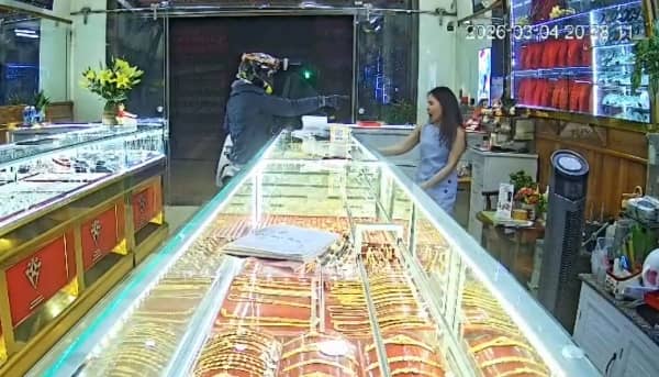 Truy xét hành tung người đàn ông có hành động bất thường tại một tiệm vàng ở Đắk Lắk