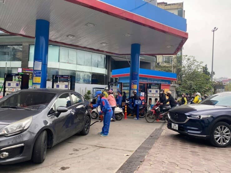 Hà Nội: Ô tô, xe máy nườm nượp xếp hàng chờ đổ xăng dầu do lo ngại giá tăng