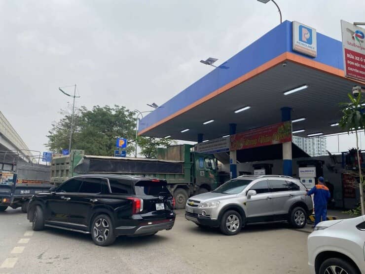 Hà Nội: Ô tô, xe máy nườm nượp xếp hàng chờ đổ xăng dầu do lo ngại giá tăng