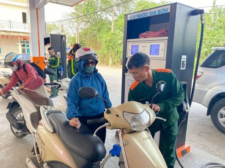 Hà Nội: Ô tô, xe máy nườm nượp xếp hàng chờ đổ xăng dầu do lo ngại giá tăng