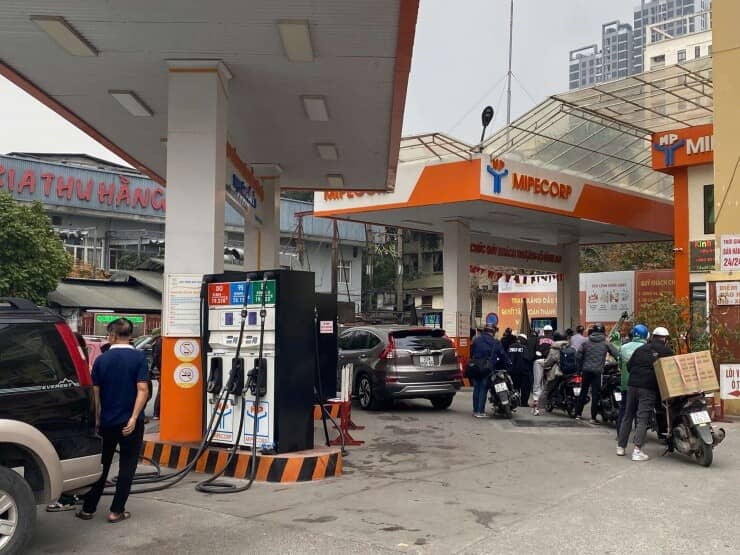 Hà Nội: Ô tô, xe máy nườm nượp xếp hàng chờ đổ xăng dầu do lo ngại giá tăng