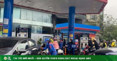 Hà Nội: Ô tô, xe máy nườm nượp xếp hàng chờ đổ xăng dầu do lo ngại giá tăng