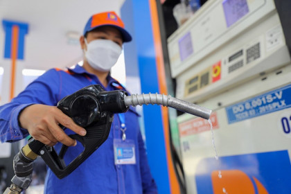 Giá xăng tăng hơn 2.000 đồng/lít