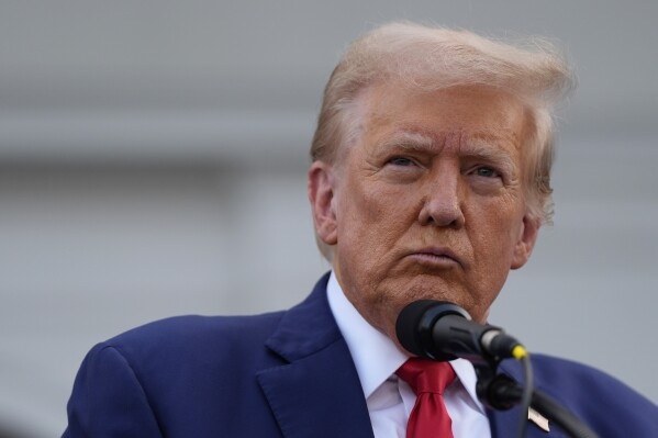 Ông Donald Trump kêu gọi Iran “đầu hàng vô điều kiện”; Hezbollah ra lệnh "tử chiến"