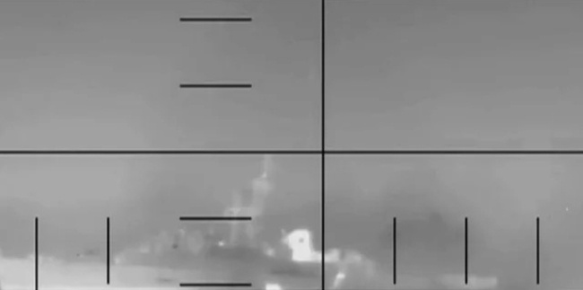 Mỹ đánh chìm hơn 30 tàu Iran, ông Donald Trump ra tối hậu thư