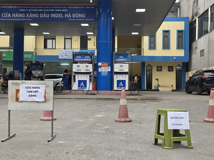 Cây xăng treo biển hết xăng ở Hà Nội bán trở lại với thông báo "bán cho đến khi hết hàng"