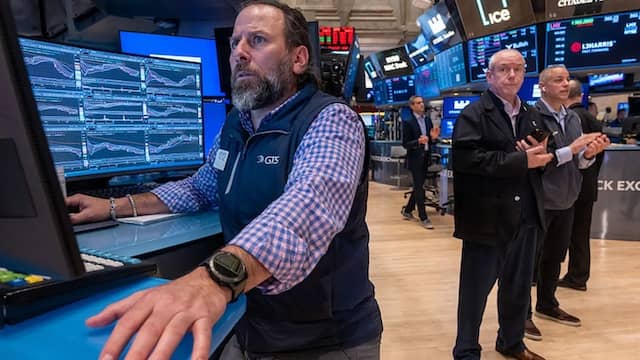 Dow Jones giảm 450 điểm khi giá dầu vượt 90 USD/thùng