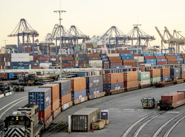 Xuất khẩu tăng mạnh, Việt Nam vẫn nhập siêu gần 3 tỉ đô la