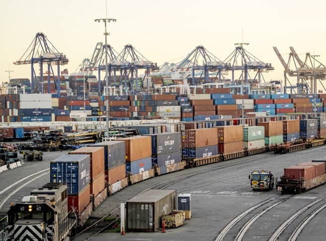 Xuất khẩu tăng mạnh, Việt Nam vẫn nhập siêu gần 3 tỉ đô la