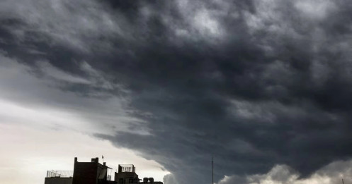 Nước mưa màu đen đổ xuống thủ đô Iran sau vụ Israel tấn công kho dầu