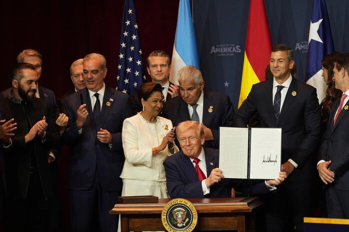 Ông Donald Trump tuyên chiến sắc lạnh