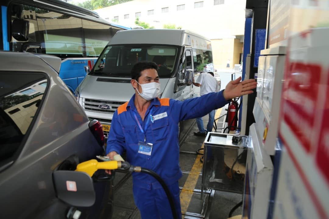 Giá xăng dầu tăng mạnh, chứng khoán Việt ảnh hưởng nặng bởi cuộc chiến Trung Đông