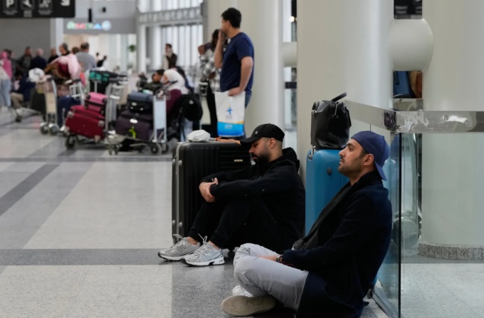 Khách kẹt ở Trung Đông lao đao vì chi phí tăng vọt