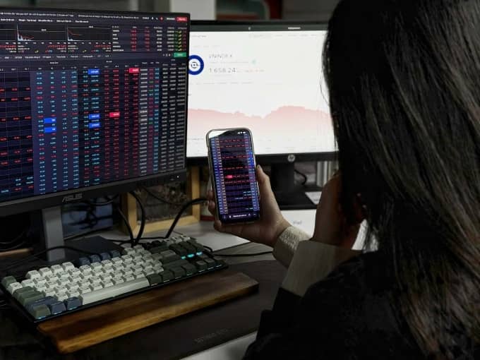 Vì sao chứng khoán giảm kỷ lục hơn 100 điểm?