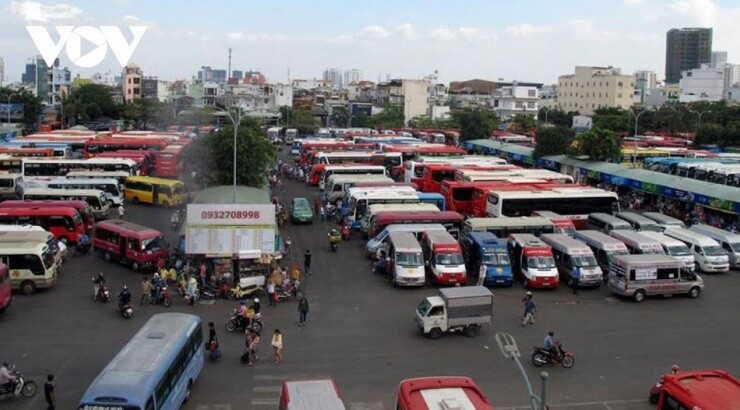 Xăng dầu tăng giá sốc: Doanh nghiệp vận tải chật vật, đường sắt tăng giá vé