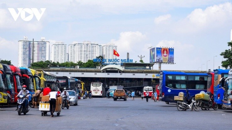 Xăng dầu tăng giá sốc: Doanh nghiệp vận tải chật vật, đường sắt tăng giá vé