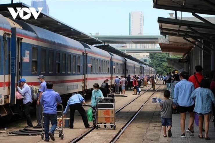 Xăng dầu tăng giá sốc: Doanh nghiệp vận tải chật vật, đường sắt tăng giá vé