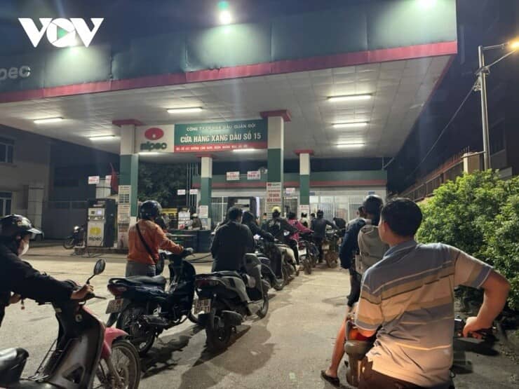 Xăng dầu tăng giá sốc: Doanh nghiệp vận tải chật vật, đường sắt tăng giá vé