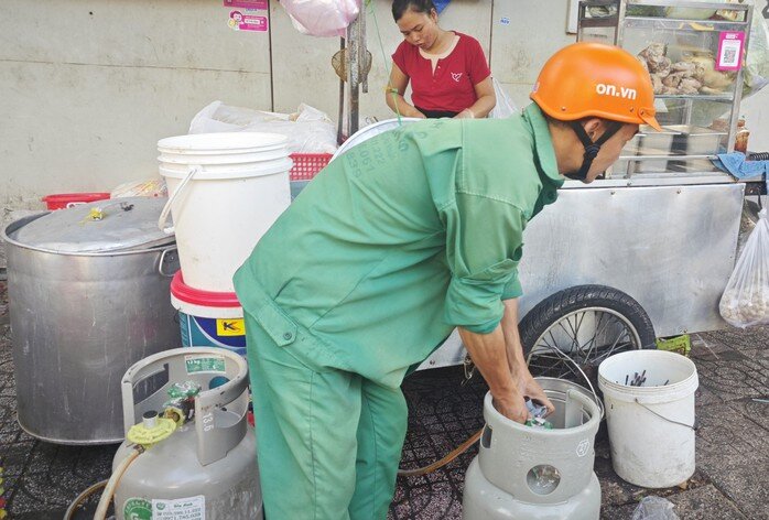 Vừa tăng 40.000 đồng/bình 12 kg, giá gas có thể tăng tiếp 70.000 đồng