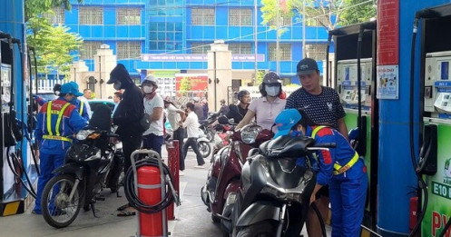 Giá xăng giảm gần 4.000 đồng một lít