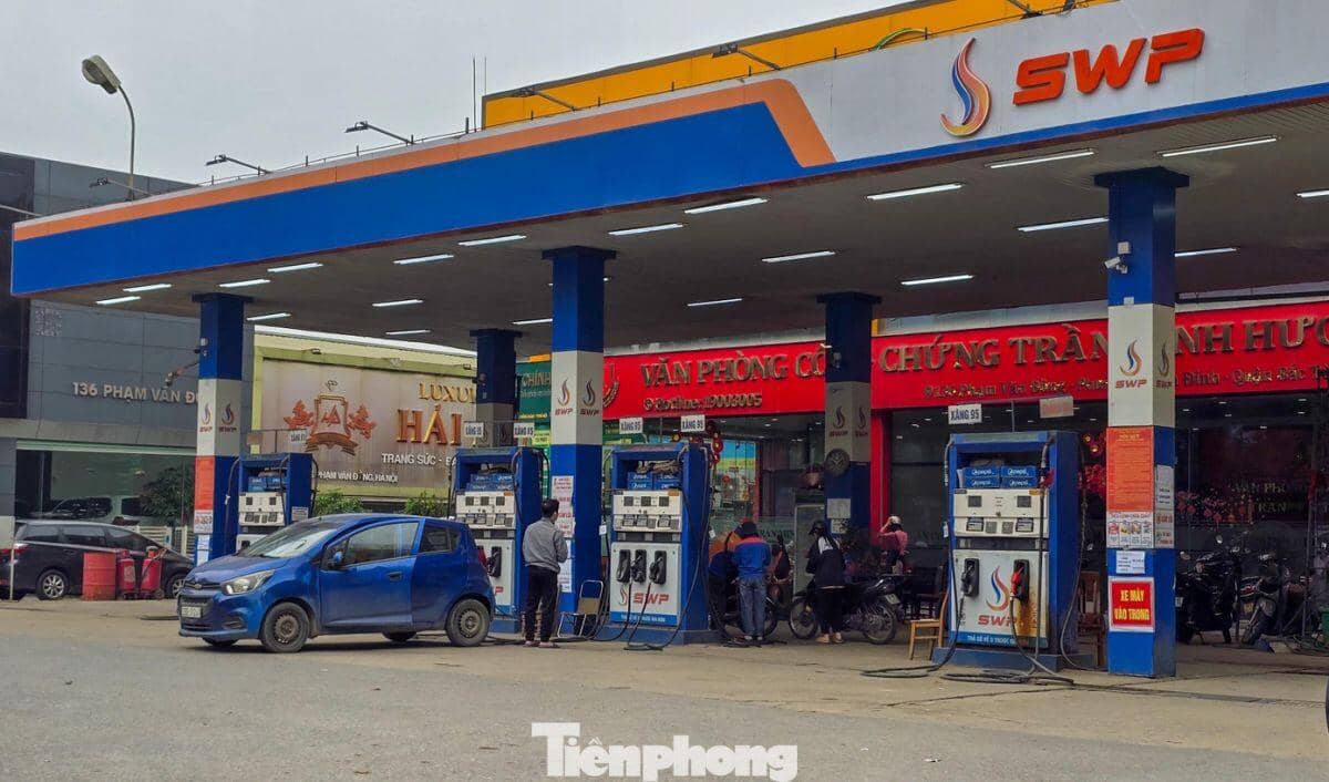Cây xăng vắng vẻ khi giá giảm, nhiều người ung dung 'đổ đầy bình'