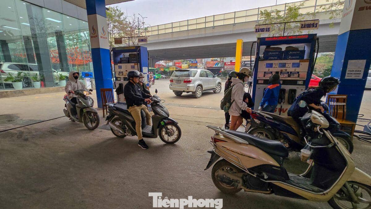 Cây xăng vắng vẻ khi giá giảm, nhiều người ung dung 'đổ đầy bình'
