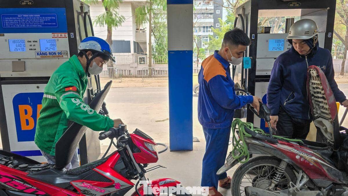 Cây xăng vắng vẻ khi giá giảm, nhiều người ung dung 'đổ đầy bình'