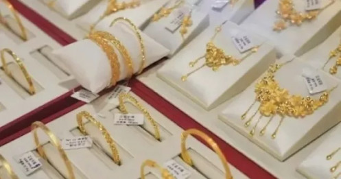 Lý do giá vàng thế giới rơi mạnh