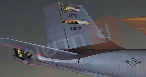 Cận cảnh máy bay Mỹ rách đuôi sau vụ va chạm ở Trung Đông