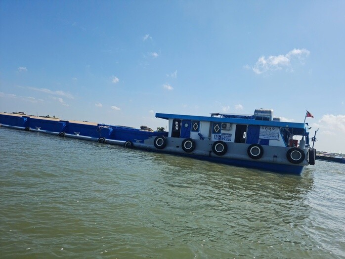 Không có việc sà lan chở cát nhập khẩu về Việt Nam bị ùn ứ do giá xăng dầu tăng