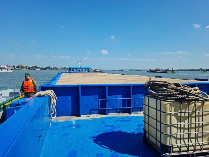 Không có việc sà lan chở cát nhập khẩu về Việt Nam bị ùn ứ do giá xăng dầu tăng