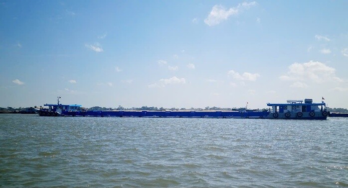 Không có việc sà lan chở cát nhập khẩu về Việt Nam bị ùn ứ do giá xăng dầu tăng