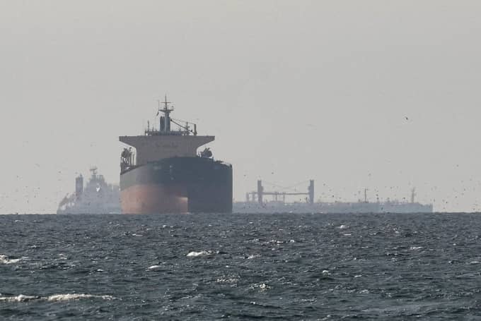 Tàu hàng liều lĩnh đi qua eo biển Hormuz vì lợi nhuận cao