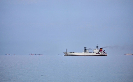 Iran cân nhắc cho phép tàu đi qua eo biển Hormuz nếu dùng nhân dân tệ