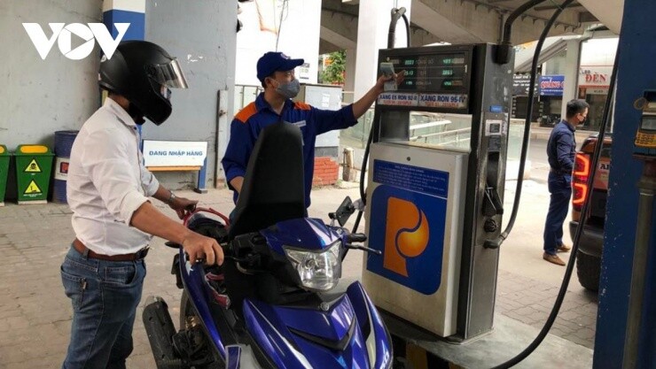 Giá xăng dầu tăng, người tiêu dùng thay đổi thói quen chi tiêu
