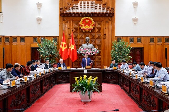 Thủ tướng: Không để thiếu xăng dầu trong mọi trường hợp, xem xét bố trí ngân sách hỗ trợ bình ổn giá