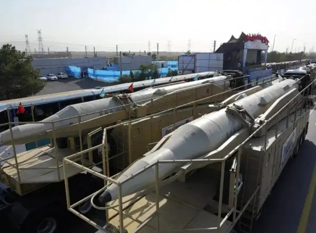 Iran lần đầu tiên phóng “tên lửa khiêu vũ” tấn công Mỹ - Israel
