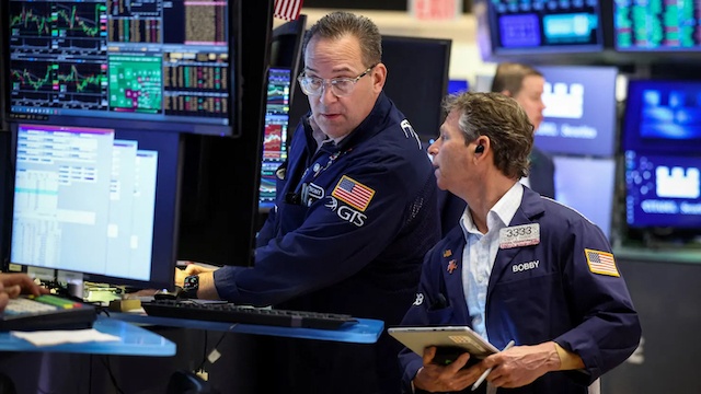 Dow Jones hồi phục gần 400 điểm khi giá dầu hạ nhiệt
