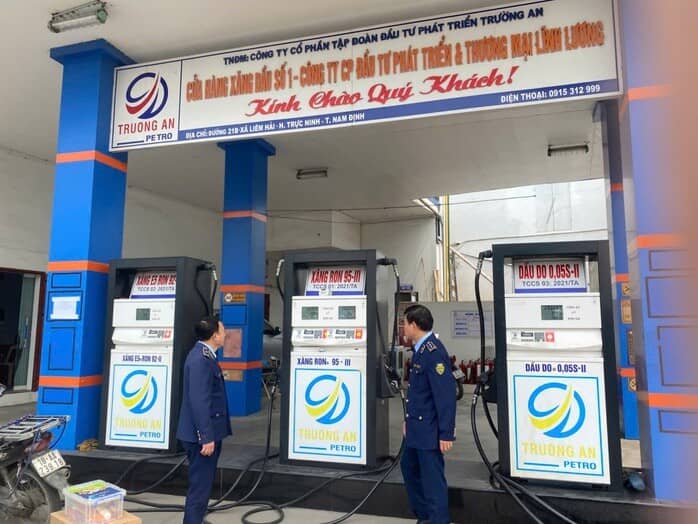 Một cây xăng bị phạt vì bán giá cao hơn quy định