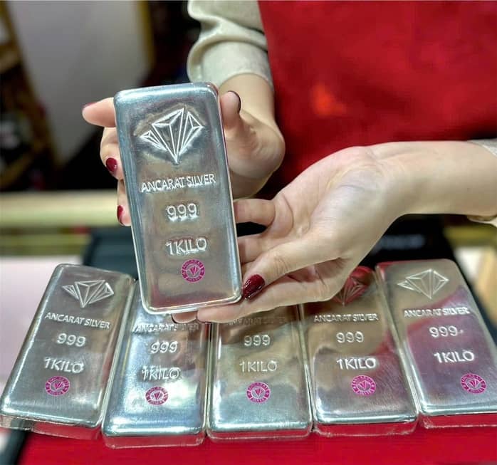 Giá bạc hôm nay 17-3: Bất ngờ tăng nhanh hơn vàng