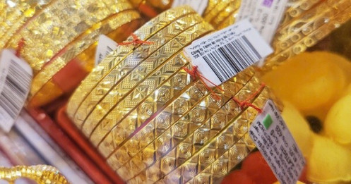 Sáng 17-3, giá vàng miếng SJC giảm trở lại, vẫn bỏ xa giá thế giới