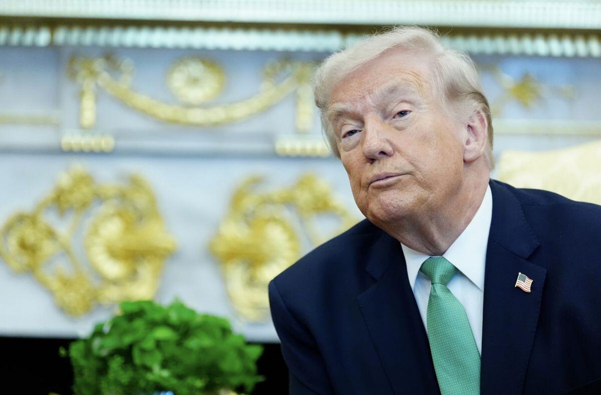 Mỹ trút bom xuyên phá xuống gần eo biển Hormuz, ông Donald Trump nói "chưa rút quân"