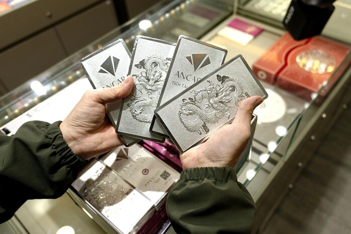 Giá bạc hôm nay 19-3: Thủng mốc 3 triệu đồng/lượng