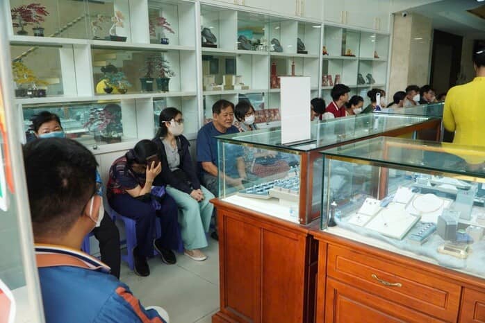 Giá vàng giảm mạnh vào tối 19 - 3 , thị trường chao đảo không ngừng