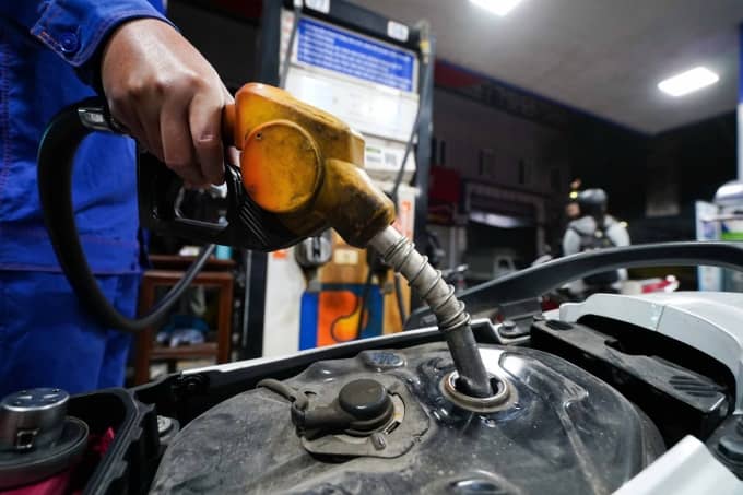 "Cần giảm thuế, phí để ứng phó giá xăng dầu tăng cao"